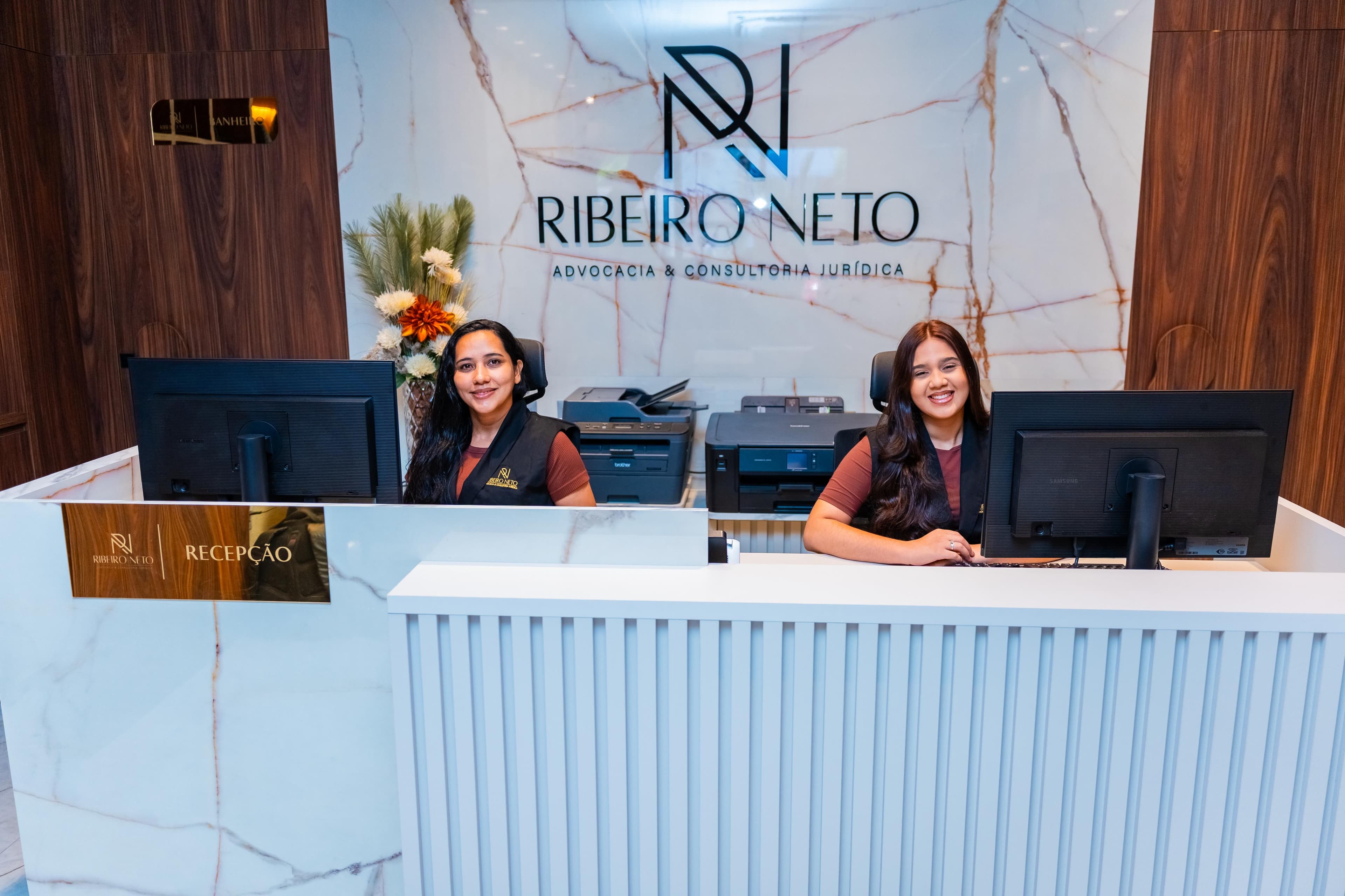 Equipe de atendimento na recepção do escritório Ribeiro Neto em Bacabal