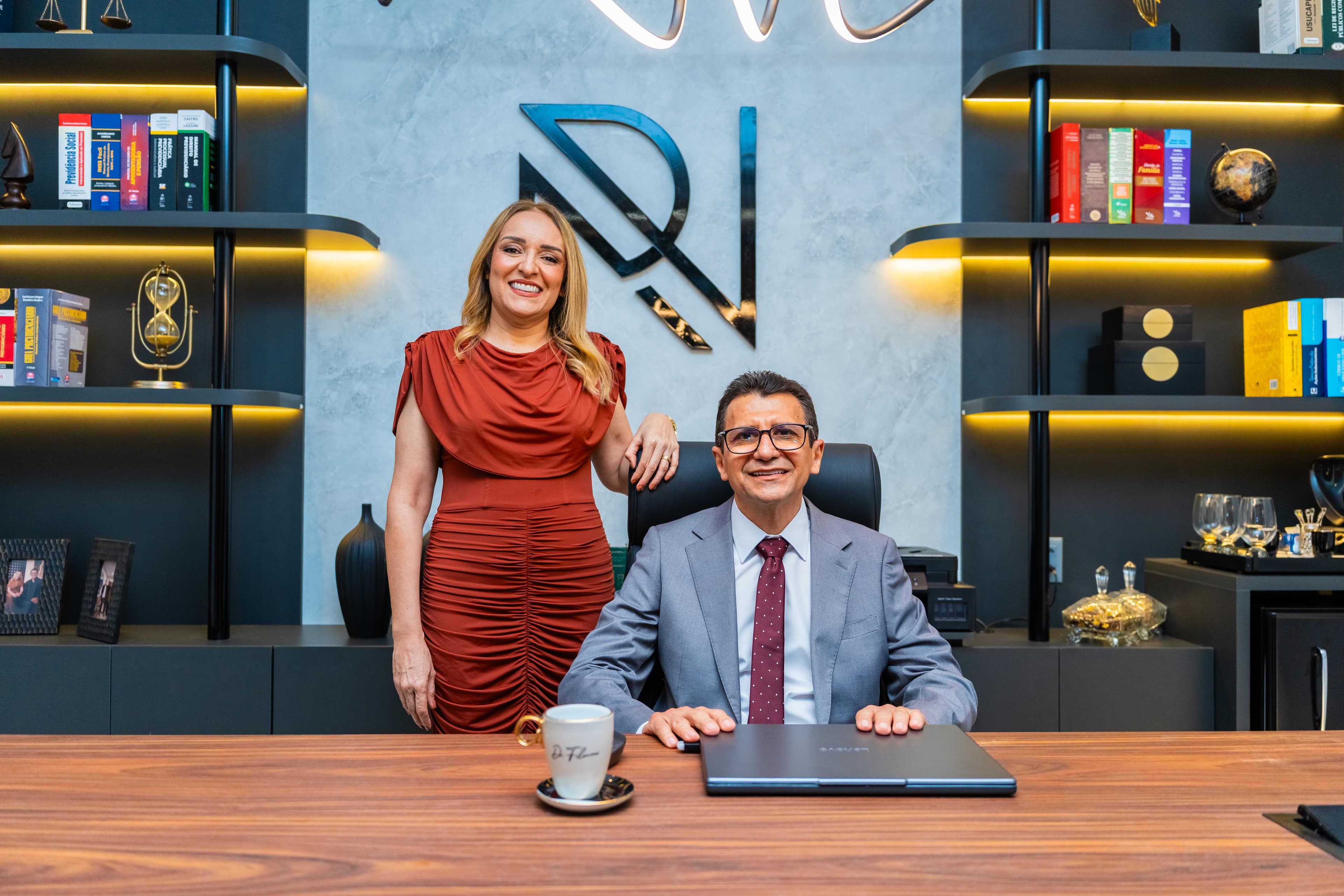 Filomeno Ribeiro Neto e Cristiana de Oliveira Lopes Ribeiro no escritório Ribeiro Neto em Bacabal